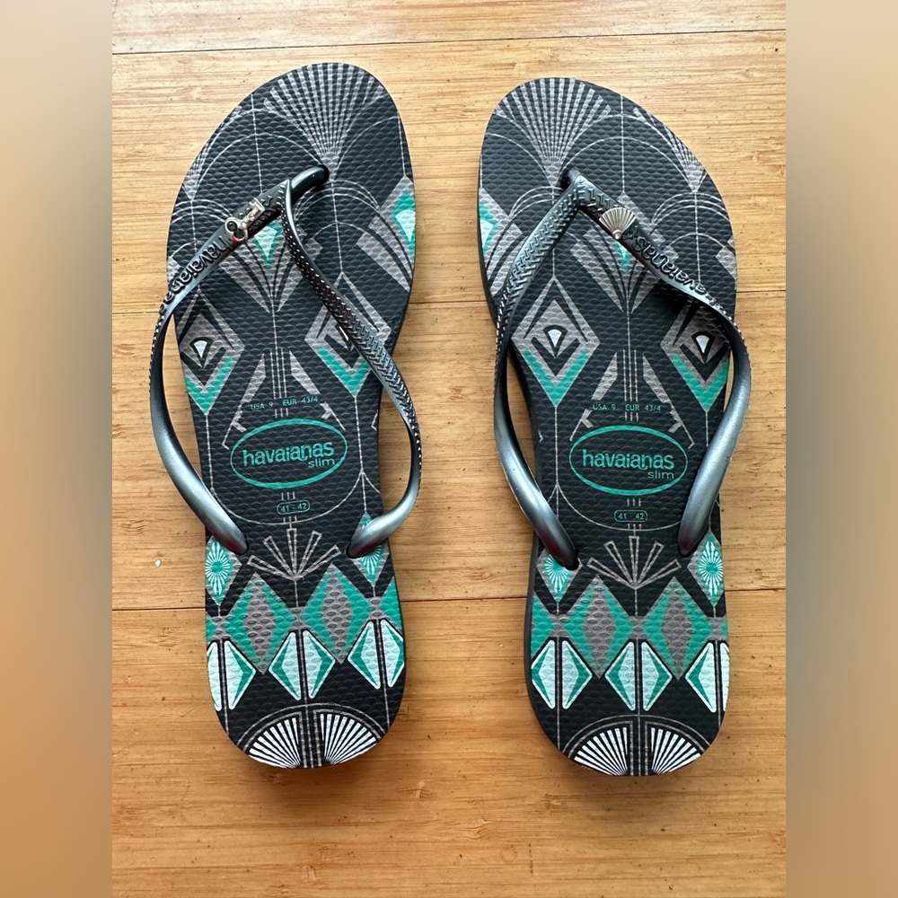 Havaianas Slim Skinny Silver Print Flip Flops Size US SZ 
9. Never worn. NWOT